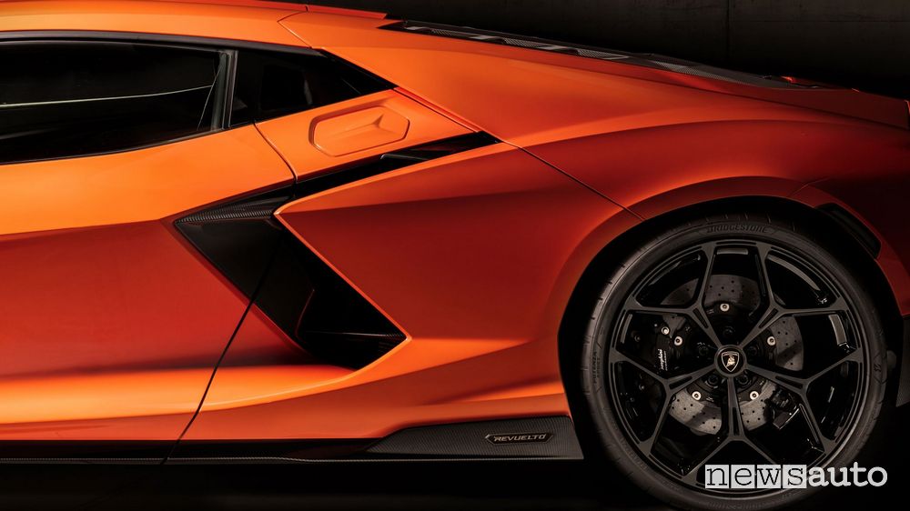 Lamborghini Revuelto cerchi posteriori da 22"