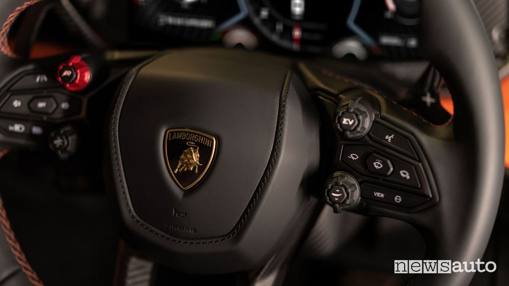 Lamborghini Revuelto comandi al volante