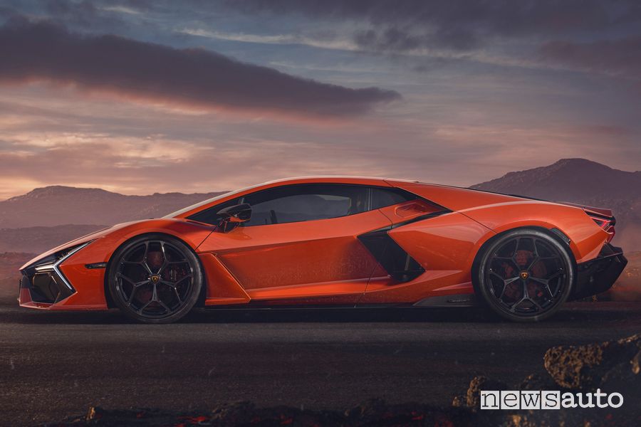 Lamborghini Revuelto laterale