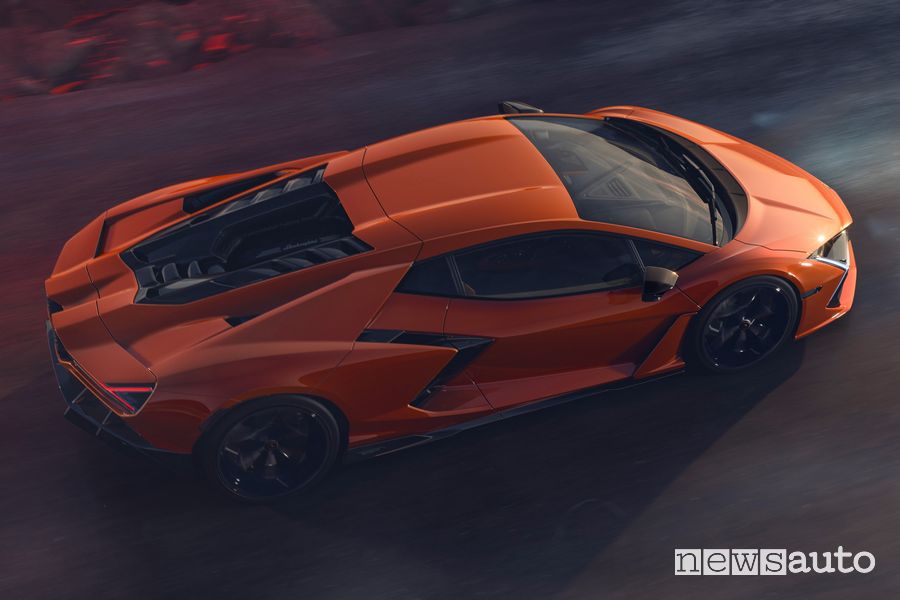 Lamborghini Revuelto laterale in movimento