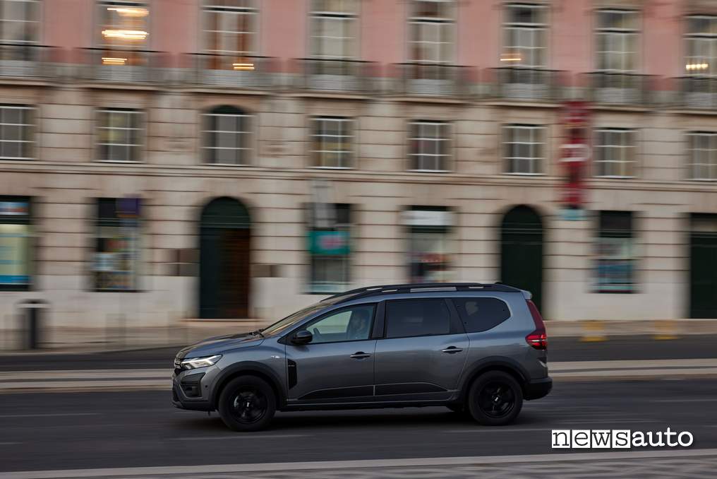 Laterale Dacia Jogger Hybrid 140 7 posti