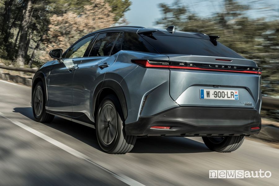 Lexus RZ 450e posteriore 3/4 su strada