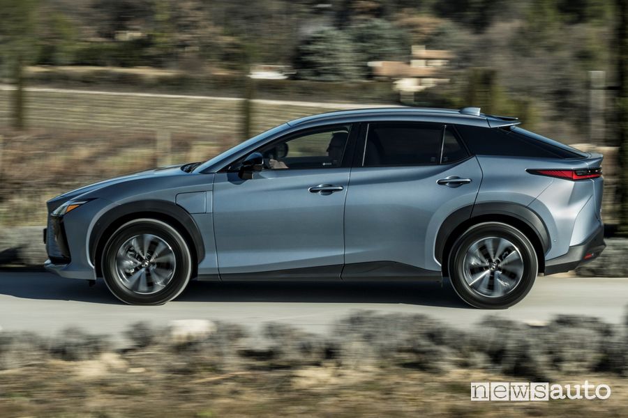 Lexus RZ 450e laterale su strada