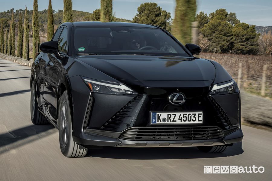 Lexus RZ 450e anteriore su strada