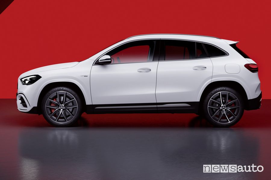 Mercedes-AMG GLA 35 4Matic laterale