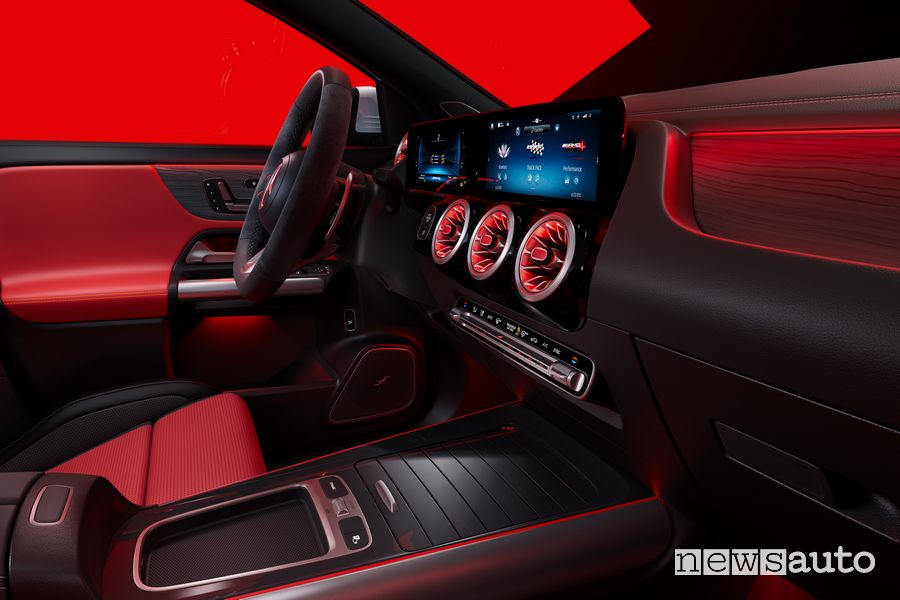 Mercedes-AMG GLA 35 4Matic display infotainment