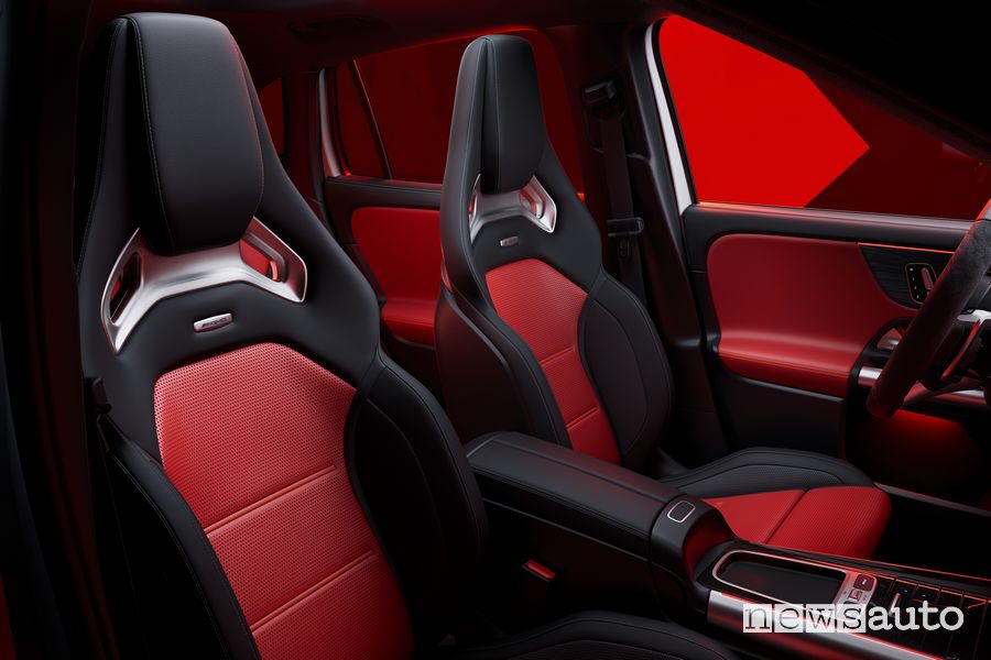 Mercedes-AMG GLA 35 4Matic sedili sportivi abitacolo