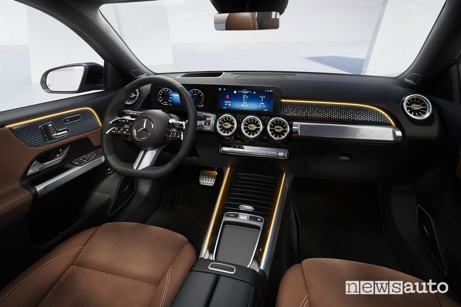 Nuovo Mercedes-Benz GLB plancia abitacolo