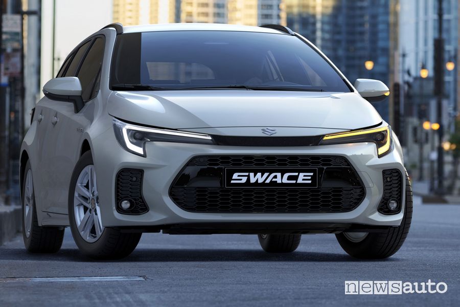 Suzuki Swace Hybrid 2023 firma luminosa anteriore