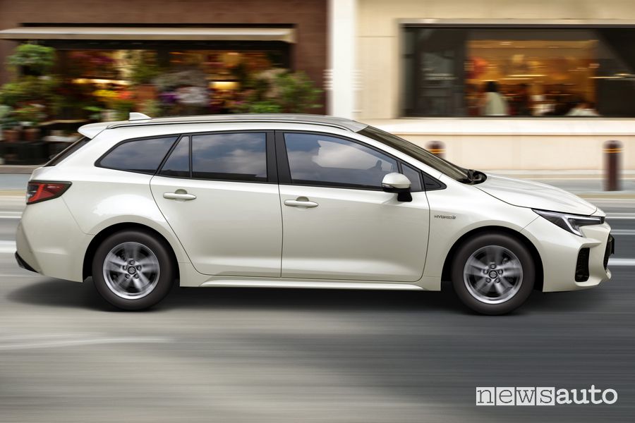 Suzuki Swace Hybrid 2023 laterale su strada