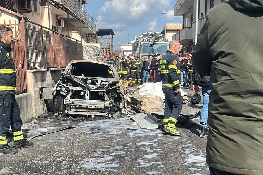aereo è precipitato nei pressi di alcuni palazzi limitrofi, su un'auto in sosta