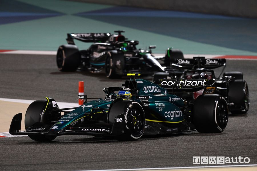 Fernando Alonso al volante dell'Aston Martin sul podio del Gp del Bahrain F1 2023