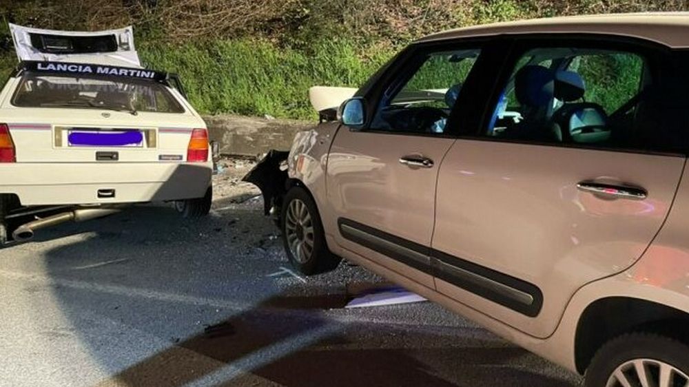 Lancia Delta Martini distrutta dopo lo scontro con la Fiat 500L