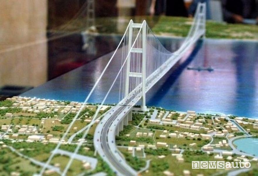 Un plastico del ponte sullo stretto di Messina