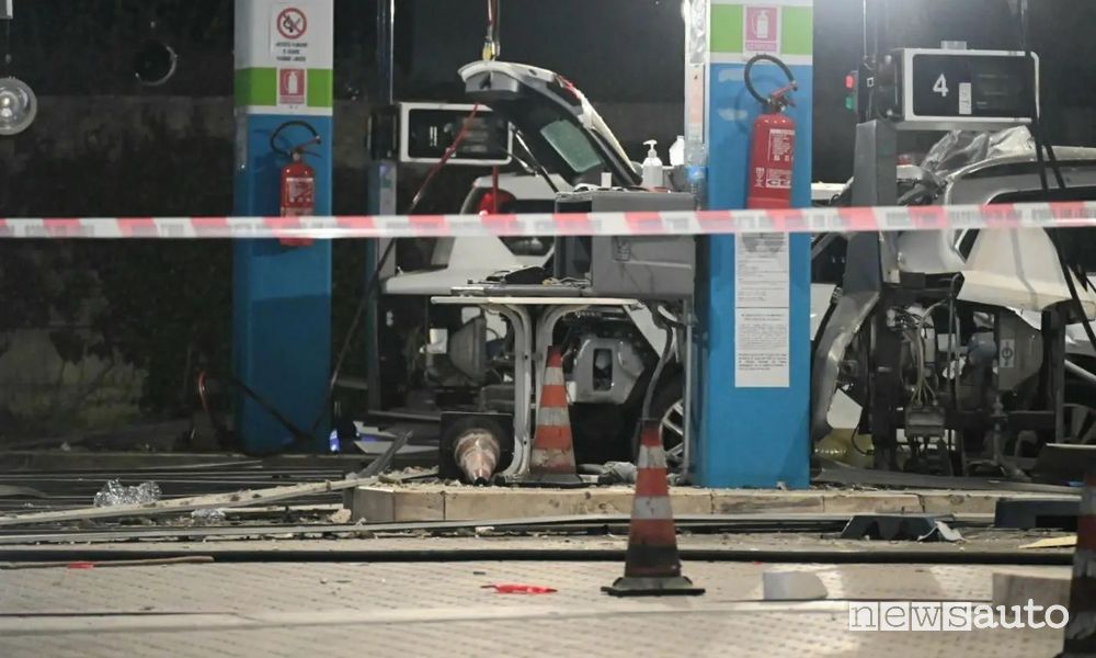 Danni ingenti, lo scoppio della bombola del gas ha distrutto l'auto, la struttura e ferito il proprietario