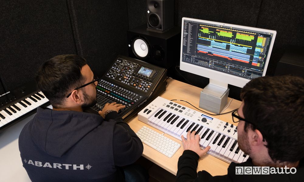 Fonici al lavoro nella creazione del sound Abarth