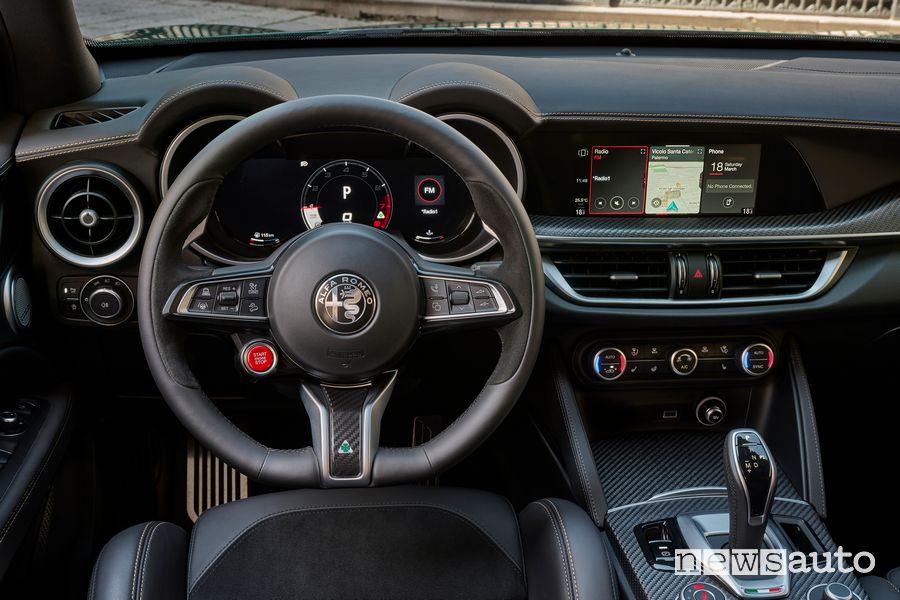 Alfa Romeo Stelvio Quadrifoglio 100° Anniversario volante abitacolo