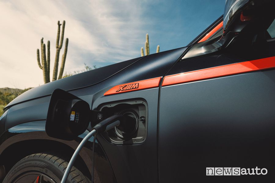 BMW XM Label Red presa di ricarica
