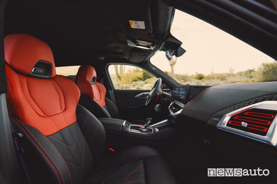 BMW XM Label Red sedili anteriori abitacolo