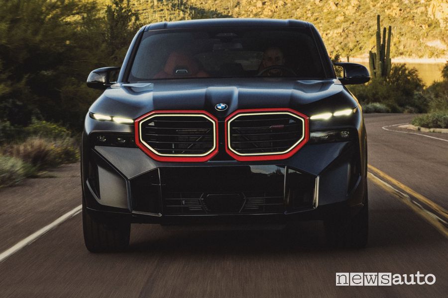 BMW XM Label Red frontale su strada