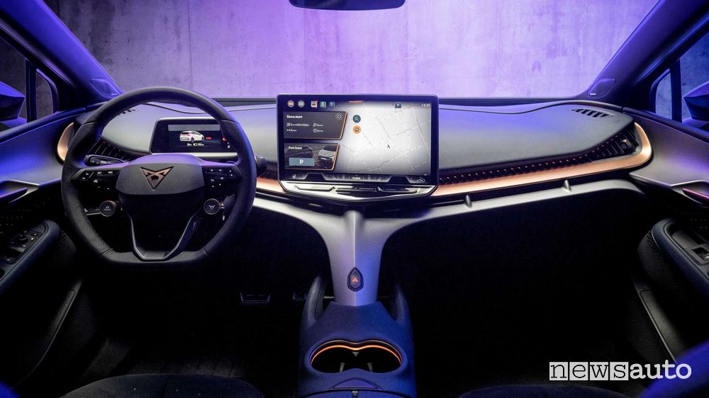Cupra Tavascan plancia strumenti con display da 15" abitacolo