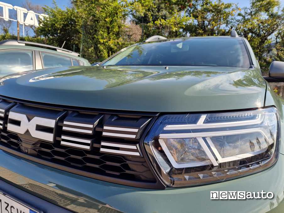 Dacia Duster Eco-G 2023 fari anteriori