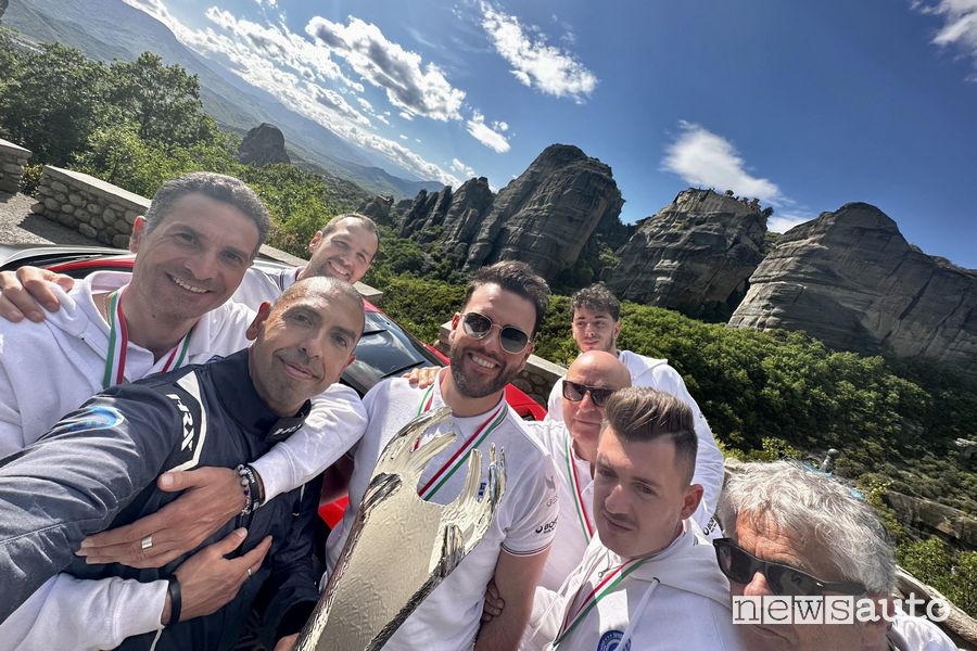 Fabio Barone selfie di gruppo con il team con il trofeo del Guinness World Record