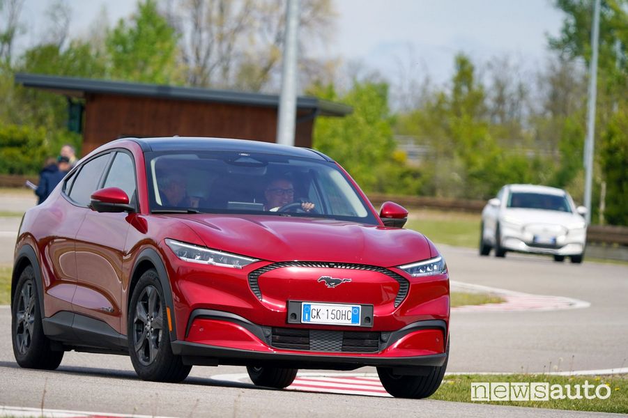 Corso guida sportiva con la Mustang Mach-E elettrica