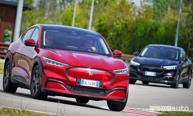 Corso di guida sportiva Ford con la Mustang Mach-E elettrica