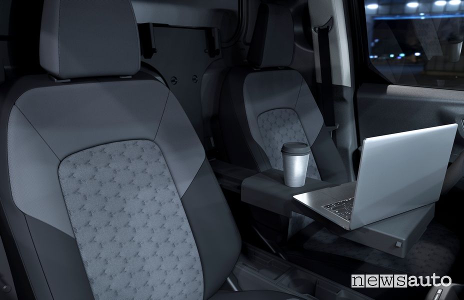 Nuovo Ford E-Transit Courier EV abitacolo