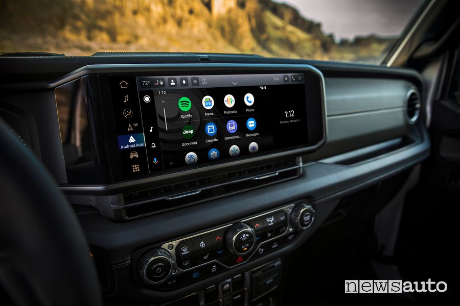 Jeep Wrangler High Altitude 4xe display infotainment 12,3 pollici