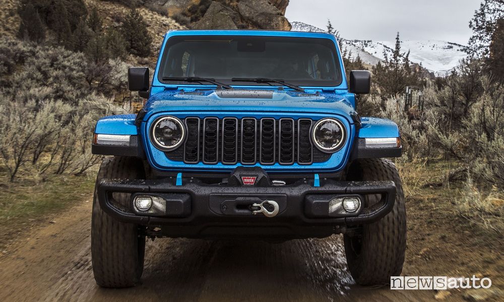 Jeep Wrangler Rubicon X 4xe frontale sullo sterrato