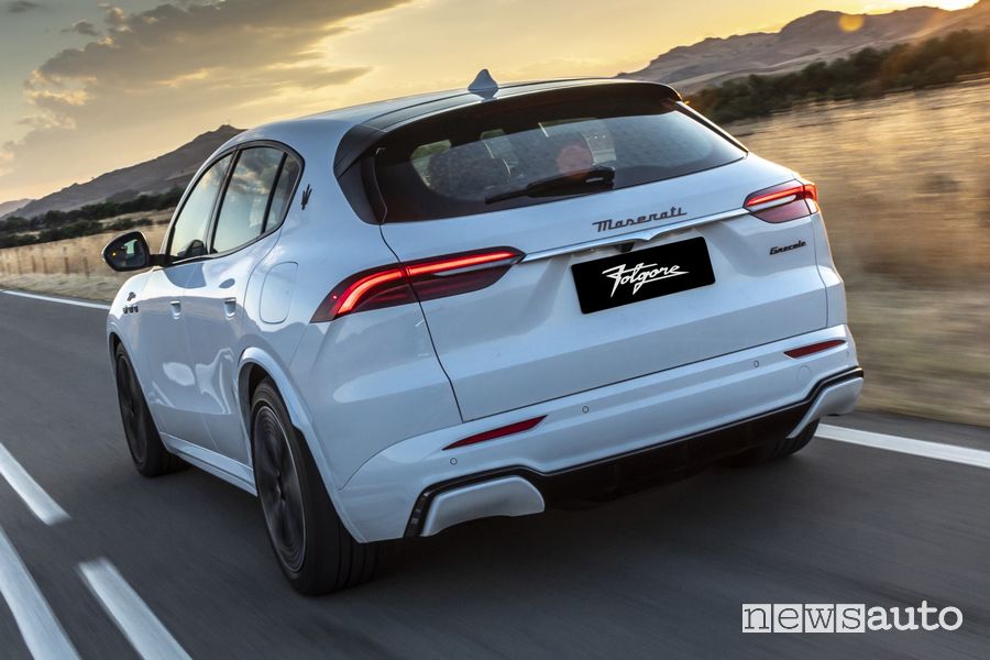 Maserati Grecale Folgore posteriore su strada