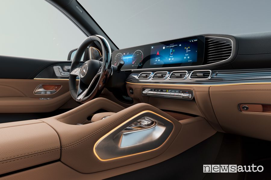 Mercedes-Benz GLS 2023 plancia display abitacolo