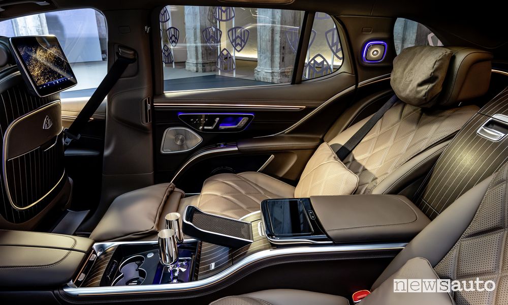 Mercedes-Maybach EQS SUV extra lusso nella fila posteriore