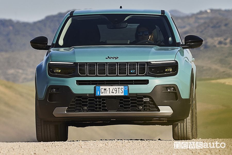 Jeep Avenger elettrica frontale sullo sterrato