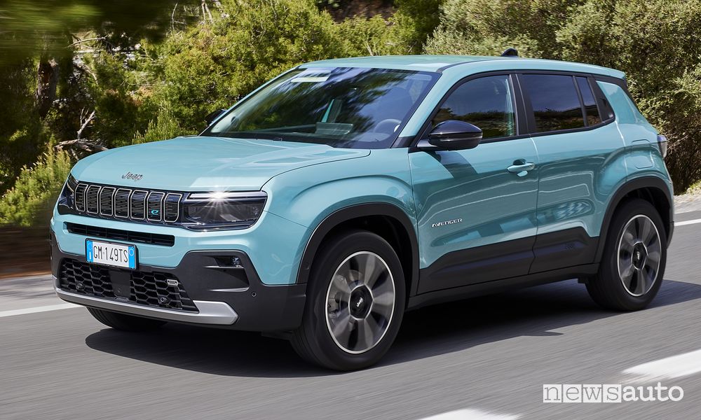 Jeep Avenger anteriore 3/4 su strada
