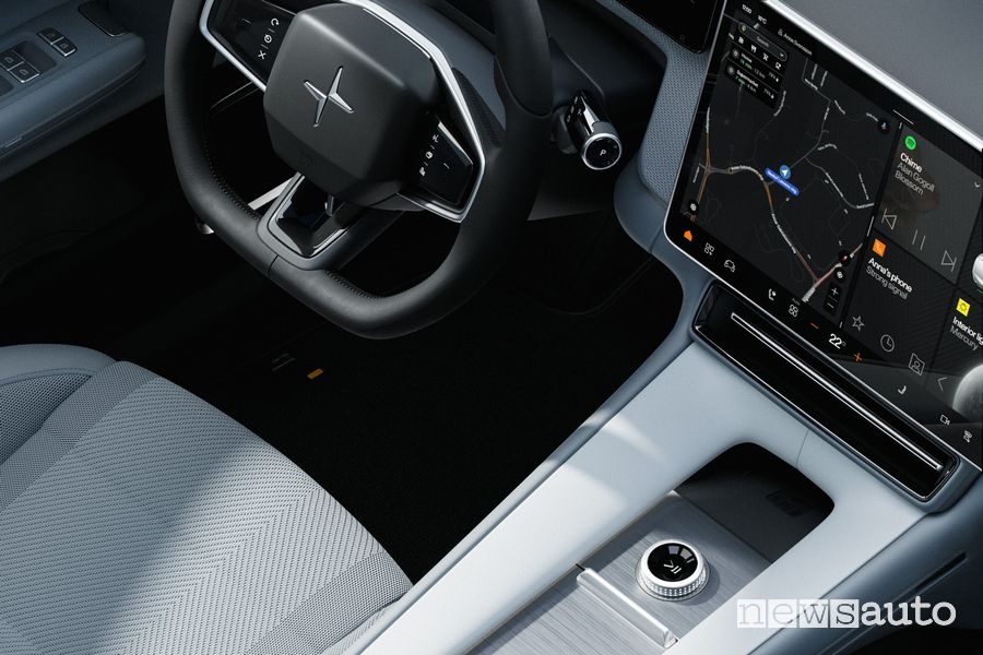 Polestar 4 display infotainment abitacolo