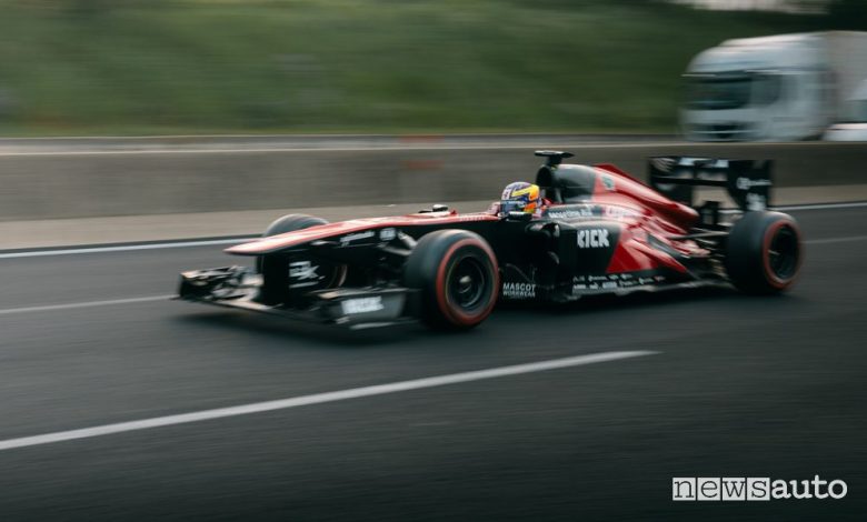 Alfa Romeo F1 in autostrada tra Cassino e Pomigliano