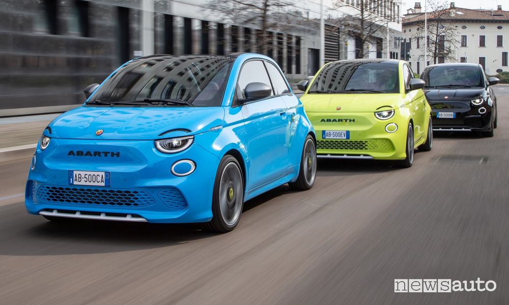 Gamma Abarth 500e elettrica su strada