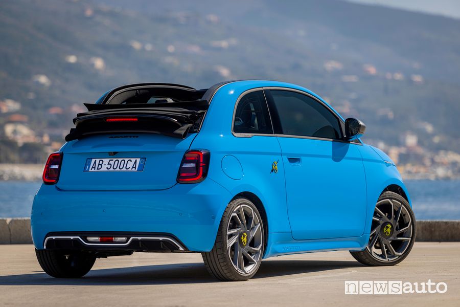 Abarth 500e Turismo cabrio posteriore 3/4