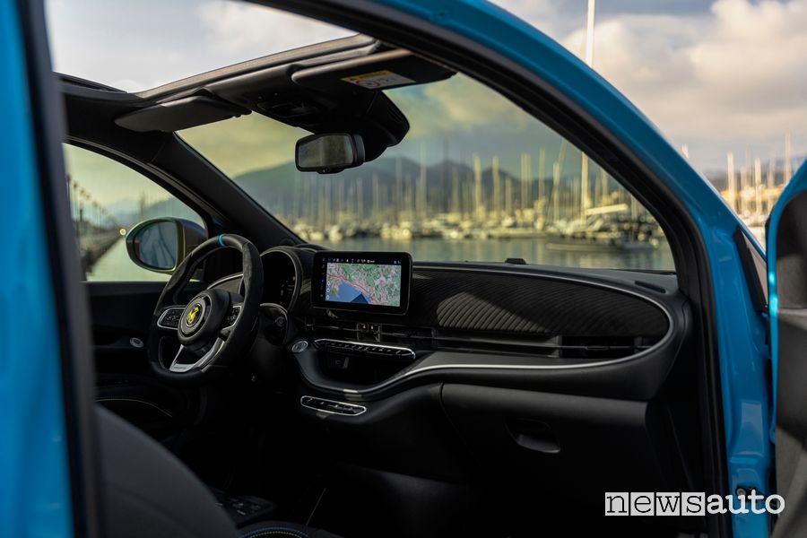 Abarth 500e Turismo cabrio plancia abitacolo