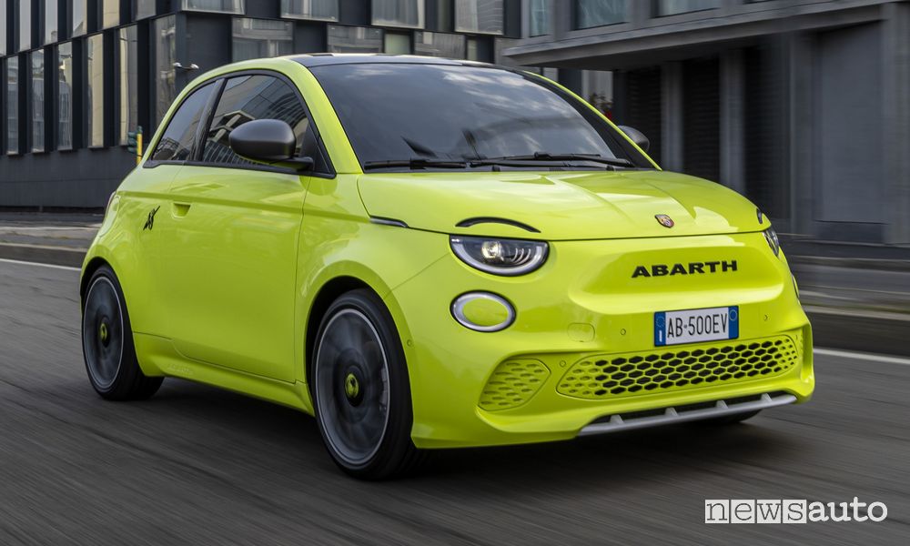 Abarth 500e Turismo anteriore 3/4 su strada