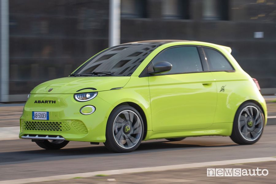 Abarth 500e Turismo anteriore 3/4 su strada
