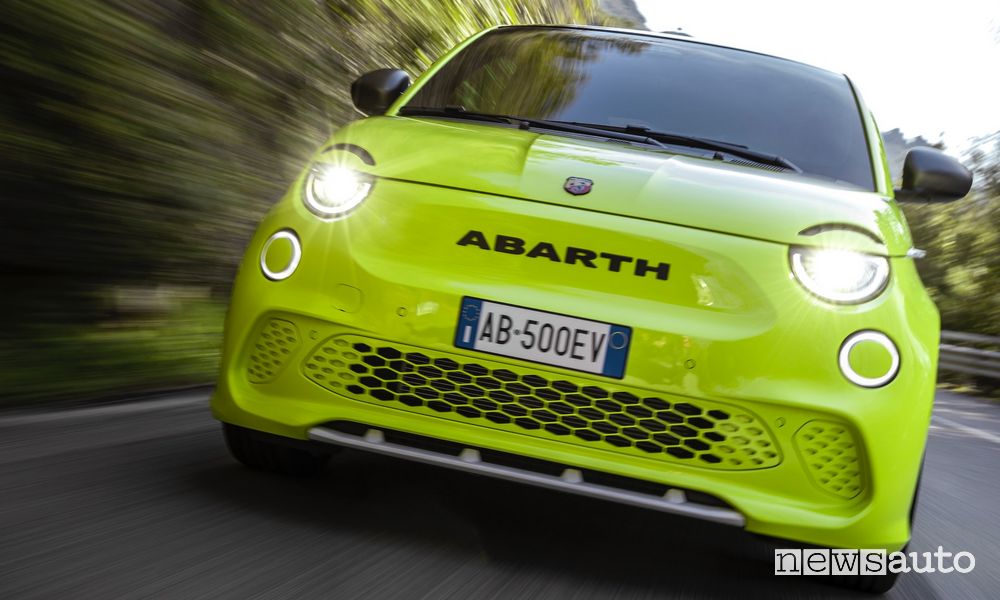 Abarth 500e Turismo frontale su strada