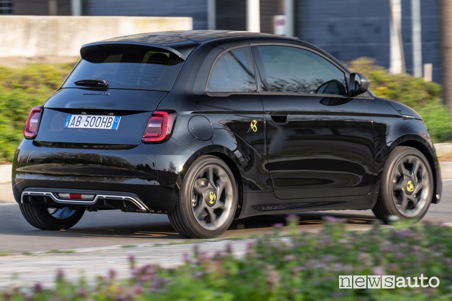 Abarth 500e posteriore 3/4 su strada