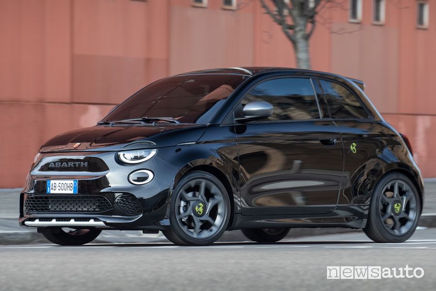 Abarth 500e su strada