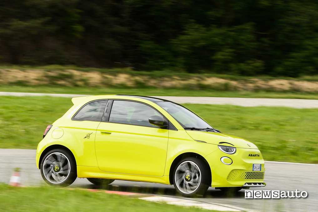 Abarth 500e vista laterale in pista