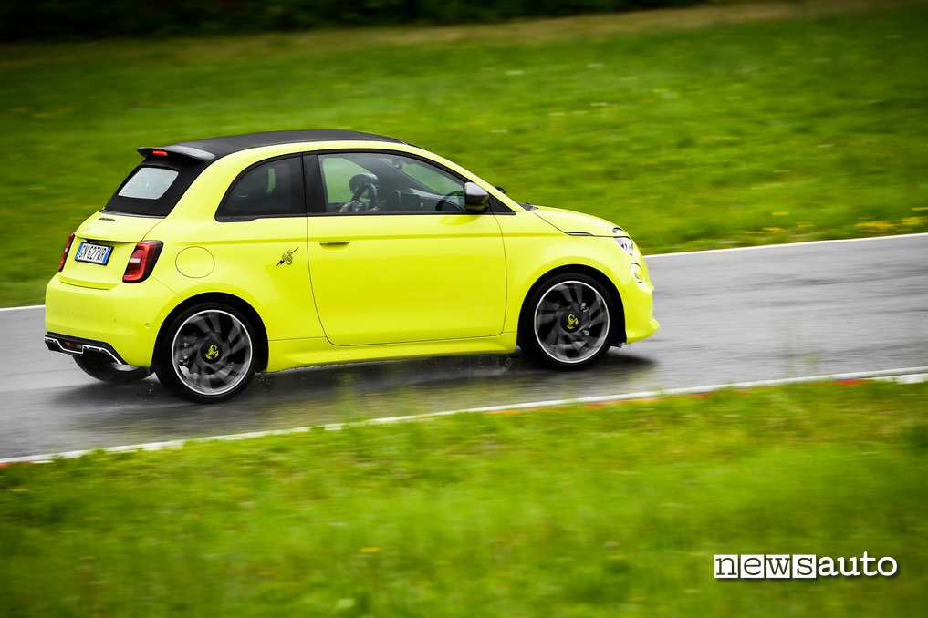 Abarth 500e cabrio vista posteriore in pista a Balocco