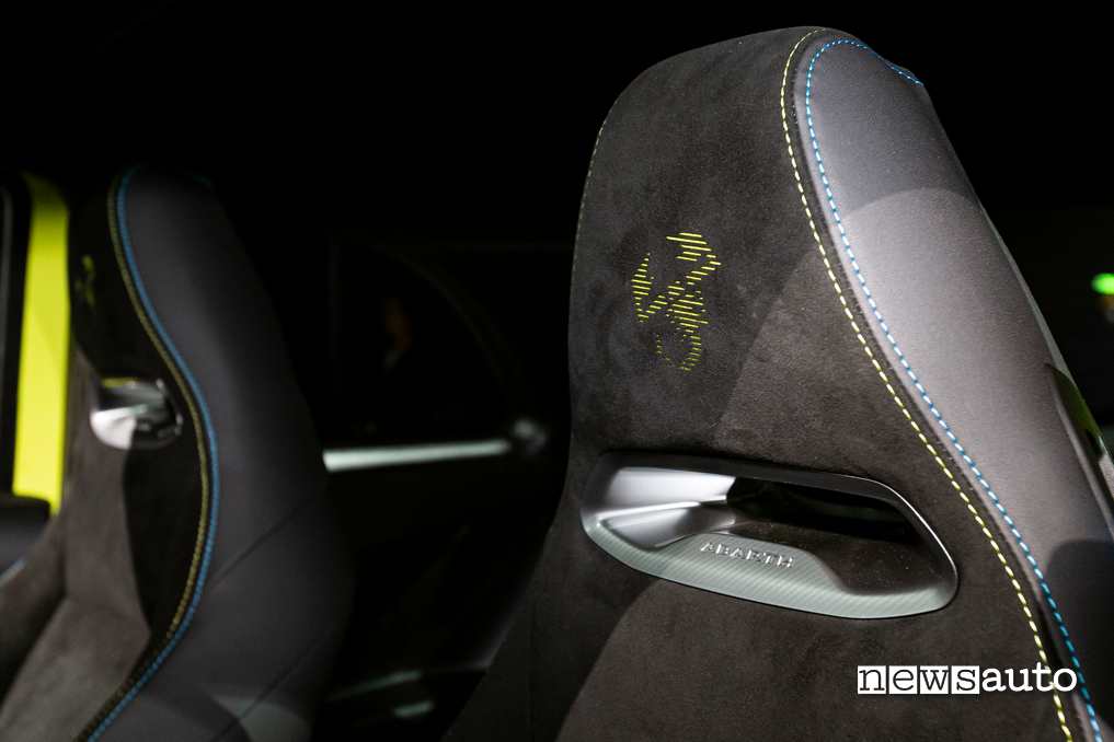 Abarth 500e sedili sportivi in Alcantara
